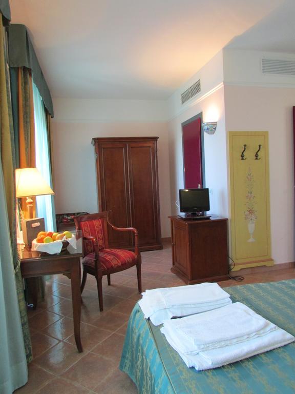 Emmaus Hotel زافيرانا إتنيا الغرفة الصورة