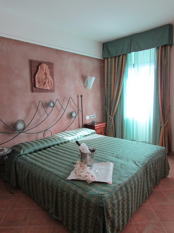 Emmaus Hotel زافيرانا إتنيا الغرفة الصورة
