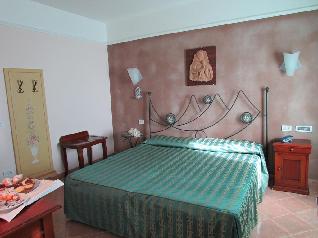 Emmaus Hotel زافيرانا إتنيا الغرفة الصورة