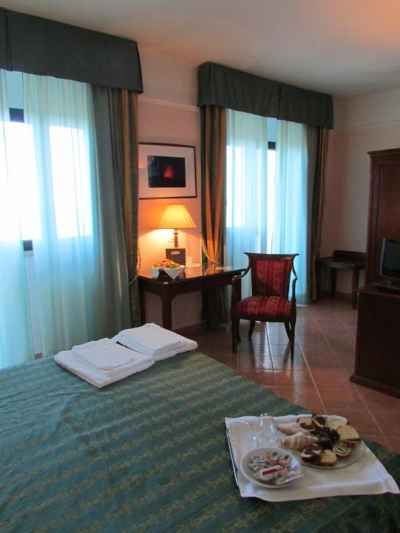 Emmaus Hotel زافيرانا إتنيا الغرفة الصورة
