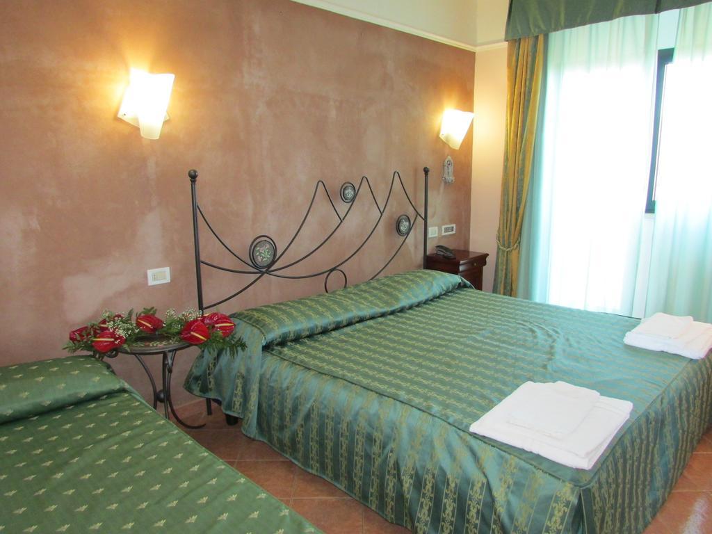 Emmaus Hotel زافيرانا إتنيا الغرفة الصورة