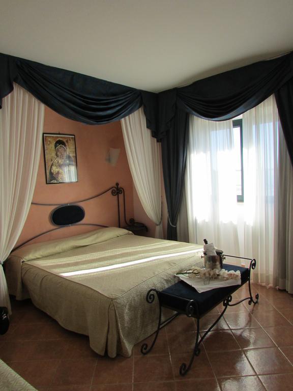 Emmaus Hotel زافيرانا إتنيا الغرفة الصورة