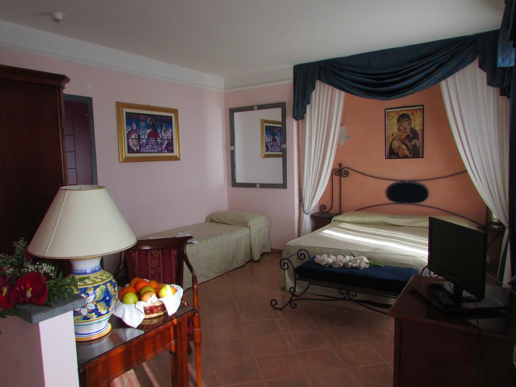 Emmaus Hotel زافيرانا إتنيا الغرفة الصورة