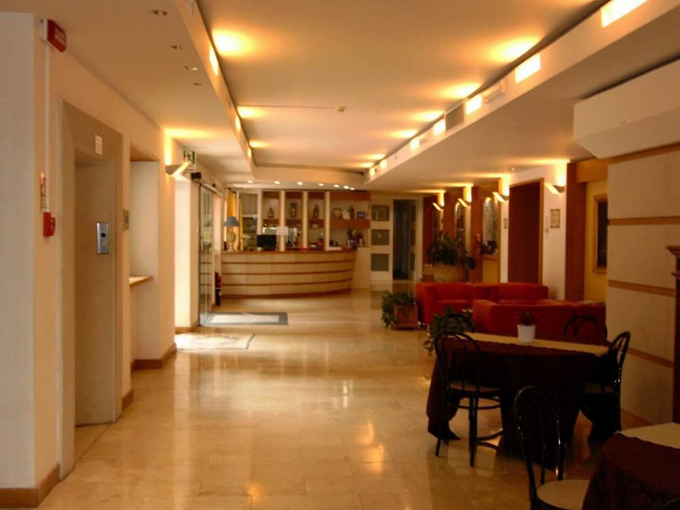 Emmaus Hotel زافيرانا إتنيا المظهر الخارجي الصورة